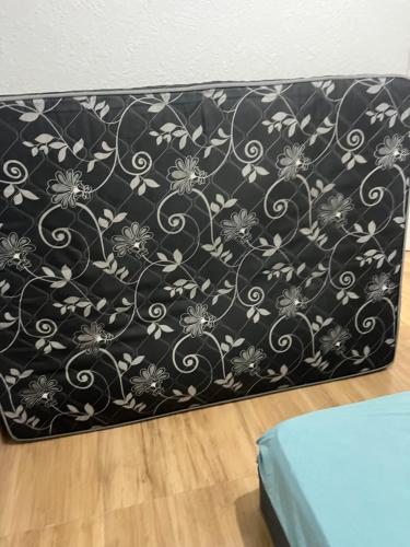 a black and white bed frame with a floral pattern at 5 Próx Aeroporto Confins , 15min Belo-Horizonte Cid do Galo e Mega Space in Vespasiano