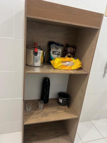 a wooden shelf in a bathroom with a coffee maker at 5 Próx Aeroporto Confins , 15min Belo-Horizonte Cid do Galo e Mega Space in Vespasiano