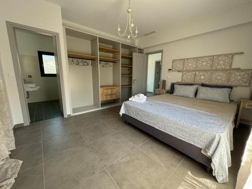 Ένα ή περισσότερα κρεβάτια σε δωμάτιο στο Aetheria Villa Kefalonia