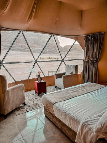 Llit o llits en una habitació de Rum thabit camp