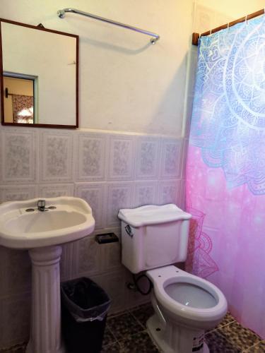 a bathroom with a toilet and a sink at Esperanza Casa de Huéspedes in Brisas de Zicatela