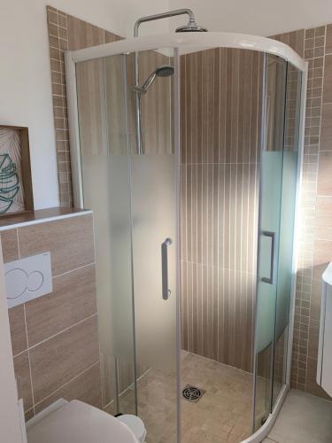 SavignyにあるBelle Vueのバスルーム(シャワーブース、トイレ付)