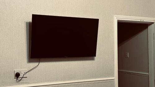 Un televisor de pantalla plana colgado en una pared en South Yorkshire House, en Mexborough
