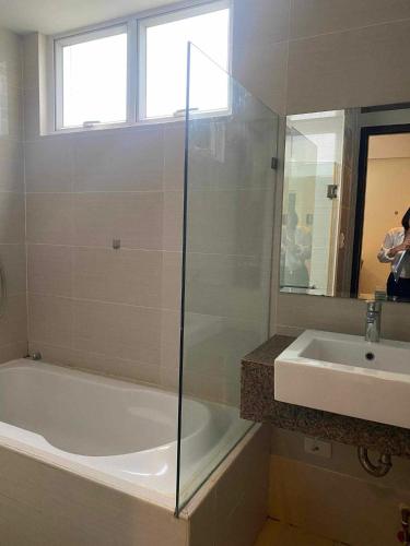 Ένα μπάνιο στο Mactan Newtown Beach Condo