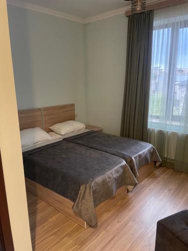 Ein Bett oder Betten in einem Zimmer der Unterkunft DECCA Hotel