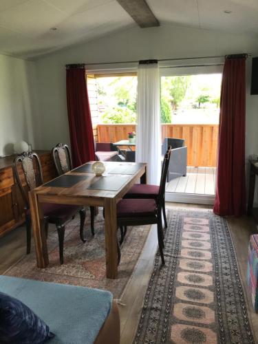 una sala da pranzo con tavolo e sedie in legno di Mobilheim im Amazonas Camp - viel Platz und Komfort a Loitz