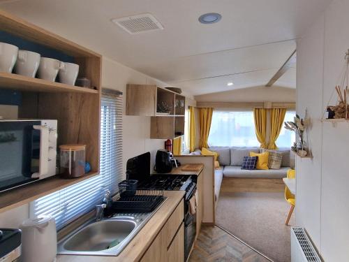 Кухня или мини-кухня в Ana's Coworth, West Sands, Seal Bay Resort
