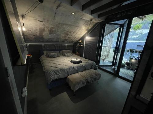 Postel nebo postele na pokoji v ubytování Artsy Retreat - Sleeps 6 Free Parking & Balcony