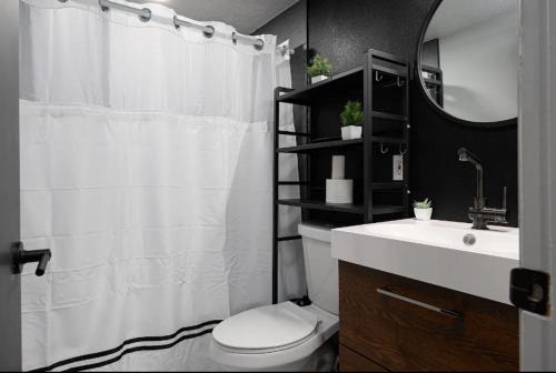 Un baño con inodoro, lavabo y ducha. en Secluded Gem w-Movie Theater Near Soccer Stadium, en Sandy