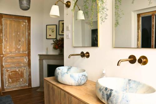 La salle de bains est pourvue d'un grand lavabo sur un comptoir. dans l'établissement Grande maison de charme avec jardin, à Reims