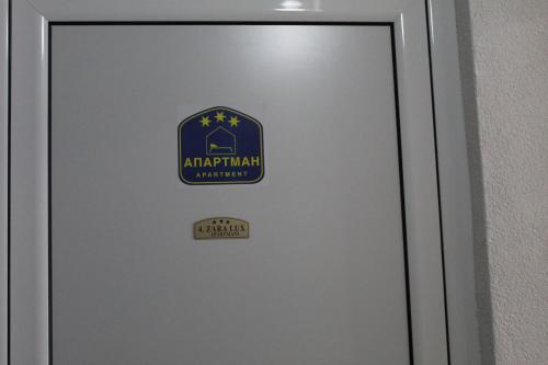 a sign on the door of a refrigerator at Zara Lux 2 in Kragujevac