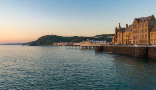 un grande bacino d’acqua con case e edifici di Modern 2017 model Delta Sienna static caravan in Clarach Bay ad Aberystwyth