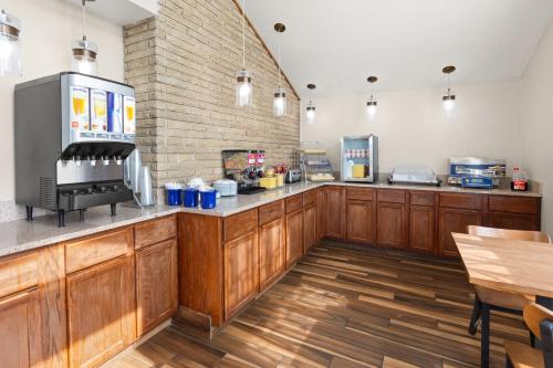 een keuken met houten kasten en een aanrechtblad bij Days Inn by Wyndham Wauseon in Wauseon