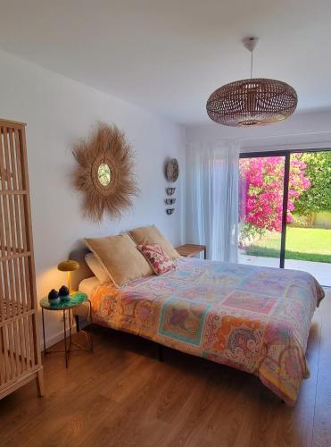 a bedroom with a bed and a large window at Apartamento Alma viajera in Alcabideche