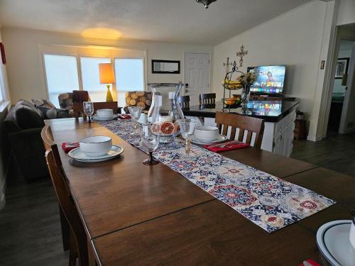 TV a/nebo společenská místnost v ubytování Yelm Prairie Vacation Rentals