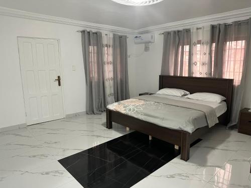 蒙罗维亚Coastal Vibe Escapes的白色房间里有一张大床的卧室