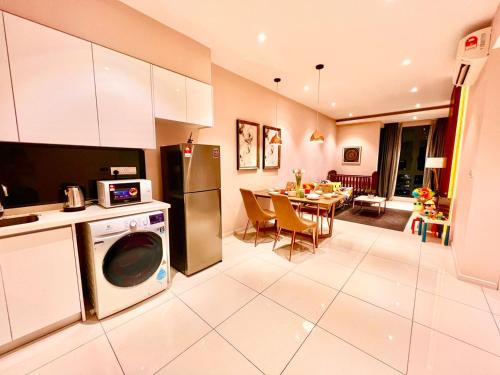 Una cocina o cocineta en Legoland - HappyWonder Suite for Family ,Cozy, Wifi with Nice Garden Pool View!