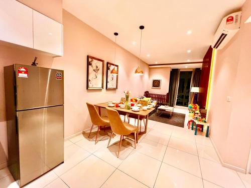Una cocina o cocineta en Legoland - HappyWonder Suite for Family ,Cozy, Wifi with Nice Garden Pool View!