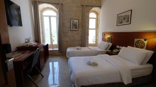 Postel nebo postele na pokoji v ubytování Azzahra Boutique Hotel & Restaurant - Jerusalem