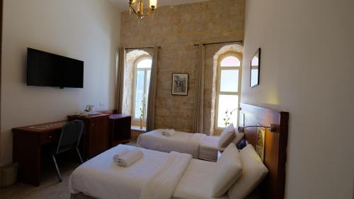 Postel nebo postele na pokoji v ubytování Azzahra Boutique Hotel & Restaurant - Jerusalem