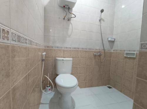 Ένα μπάνιο στο Villa puncak bogor 3 Kamar Tidur at kota bunga - Privat pool dan marble konsep