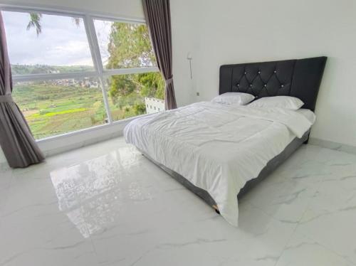 Ένα ή περισσότερα κρεβάτια σε δωμάτιο στο Villa puncak bogor 3 Kamar Tidur at kota bunga - Privat pool dan marble konsep
