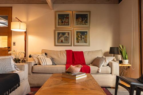 a living room with a couch and a table at CASA NEGRA SANTO DOMINGO in Santo Domingo
