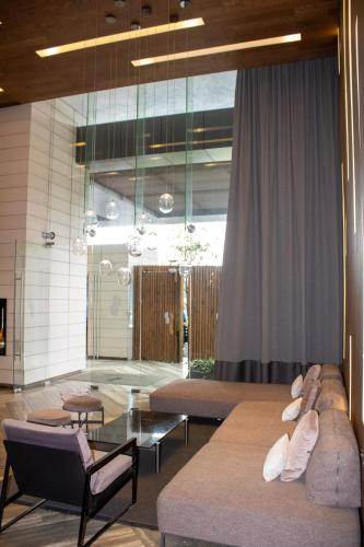 a living room with a couch and a table at Condo con Alberca a un Paso del Estadio Azteca in Díaz
