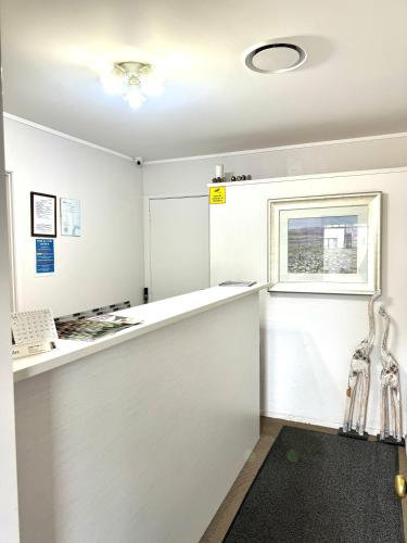 a room with a white counter and a window at Papakura Pioneer Motor Lodge & Motel in Papakura