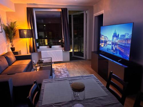 TV a/nebo společenská místnost v ubytování New Modern 2 room Apartment with 2 beds & FREE PARKING