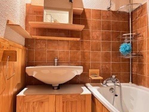 une salle de bain avec un lavabo et une baignoire dans l'établissement Studio 4 pers à 100m des pistes, balcon sud, proche commerces - Risoul 1850 - FR-1-330-581, à Risoul