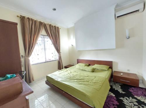 Кровать или кровати в номере Villa puncak at kota bunga 2 Kamar tidur