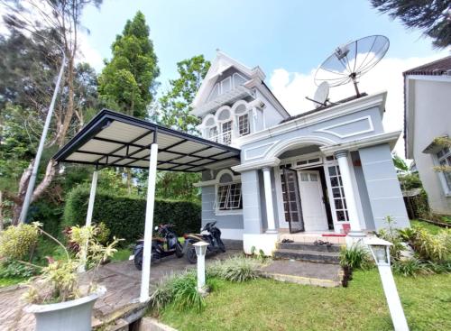 Сад в Villa puncak at kota bunga 2 Kamar tidur