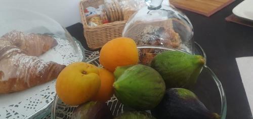 a glass bowl filled with fruit on top of a table at La casa dei nonni in San Salvo