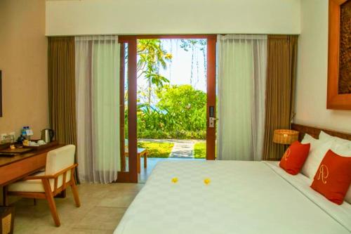 Voodi või voodid majutusasutuse Vimala 1 BR Deluxe Garden With Private Beach ZN132 toas