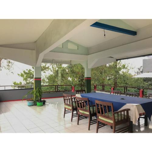 a blue table and chairs on a balcony at Hotel Lie Mas Prigen Pasuruan Mitra RedDoorz in Pasuruan