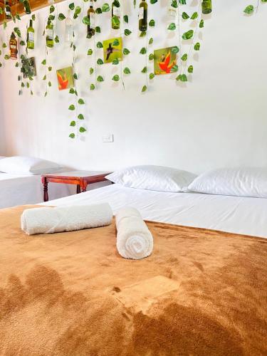 ein Bett mit einem Handtuch darauf in der Unterkunft Casa Campestre para Grupos en Jardín in Jardin