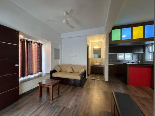 德里久尔DB Apartment Arimpur的带沙发和桌子的客厅