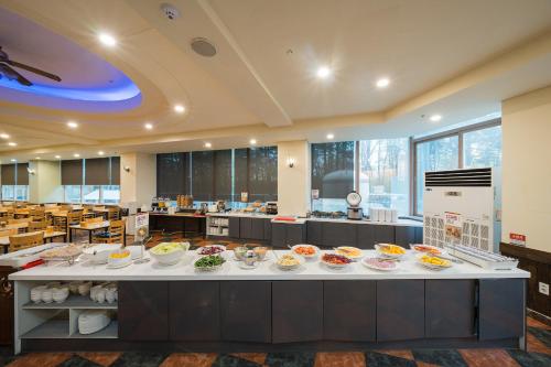 un tavolo con molte ciotole di cibo sopra di Ocean 2 You Resort Seorak Beach Hotel & Condo a Sokcho