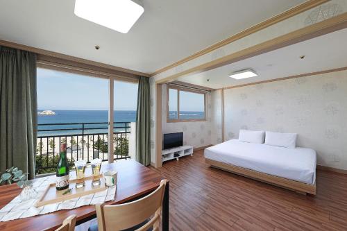 Postel nebo postele na pokoji v ubytování Ocean 2 You Resort Seorak Beach Hotel & Condo