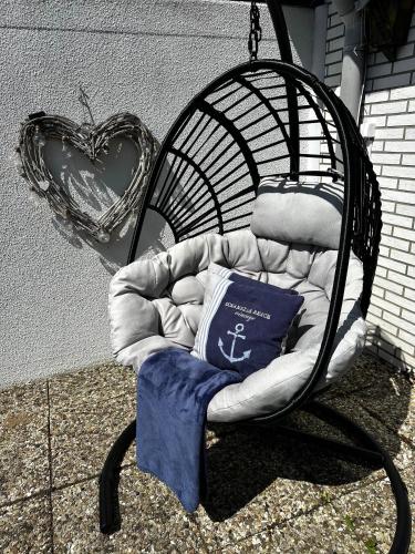 a rocking chair with a pillow and a heart at Ankerplatz - gemütliches Ferienhaus mit Garten und Terrasse für die große Familie in Grömitz