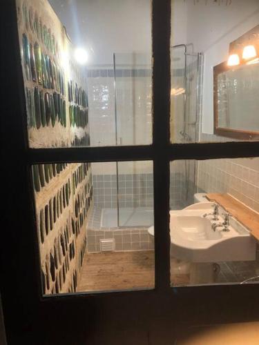 - une vue depuis la fenêtre de la salle de bains pourvue d'un lavabo dans l'établissement Loft dans Minoterie Les Grands Moulins de Ruffin, à Bréchamps