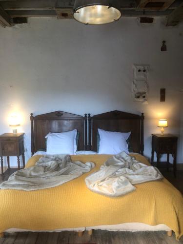 une chambre avec un lit avec une couverture jaune dessus dans l'établissement Loft dans Minoterie Les Grands Moulins de Ruffin, à Bréchamps