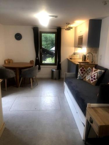 un salon avec un canapé et une table dans l'établissement La Grangette Apartment B Great Location, à Morzine