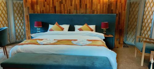 Ein Bett oder Betten in einem Zimmer der Unterkunft Apex Hotels and Resorts Skardu
