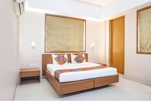 Postel nebo postele na pokoji v ubytování FabHotel Classic Executive