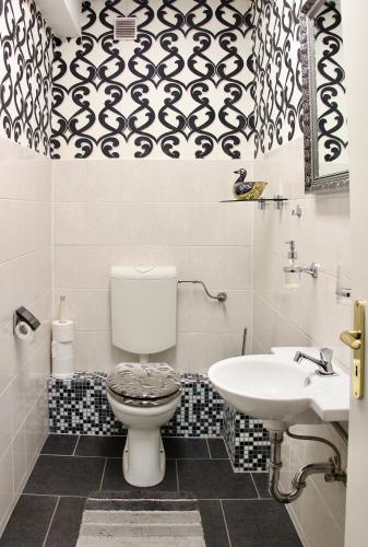 a bathroom with a toilet and a sink at Suite-Apartment-Essen in Essen