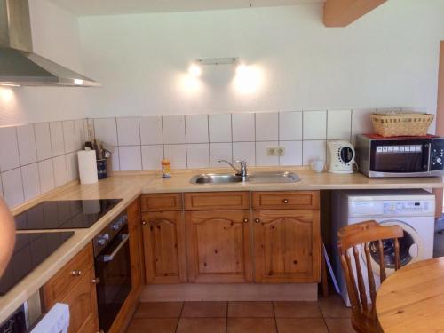 Kuchyň nebo kuchyňský kout v ubytování Kamin Ofen Wohnung -Altes Landhaus Oste- 2 Schlafzimmer, Terrasse, Grill, Küche, Bad, WLAN, nah am Nordsee Strand