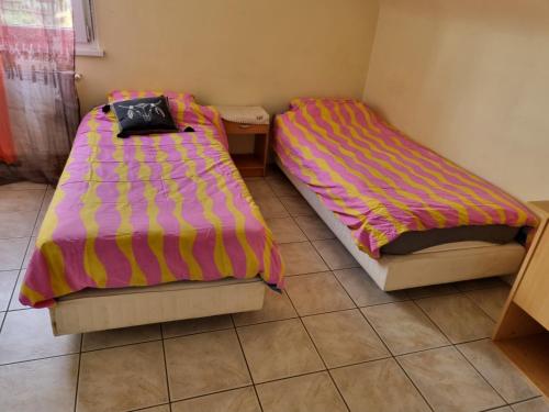 deux lits côte à côte dans une pièce dans l'établissement maison familiale très fonctionnelle, à Schwindratzheim