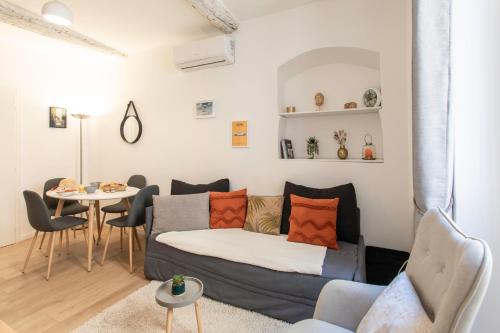 un salon avec un canapé et une table dans l'établissement C14 - 1 BDR Cannes Centre 5 min Palais Festivals & Sea - AC, à Cannes